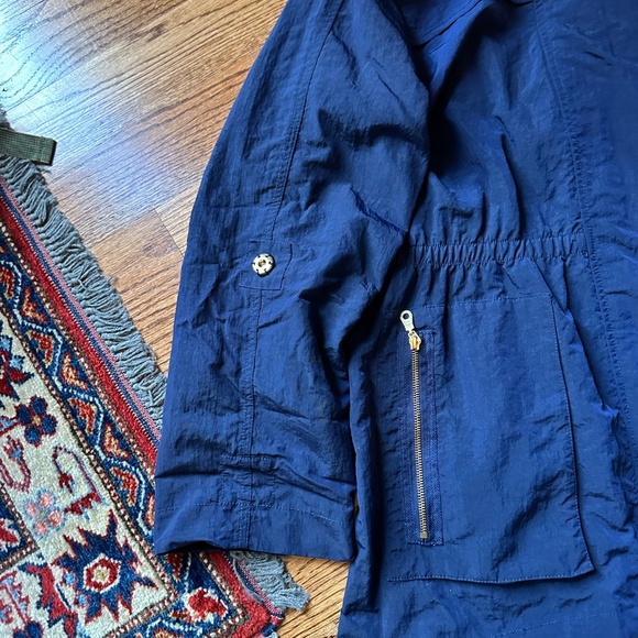 Navy anorak rain jacket, gold trim, rolled sleeve, hidden hood Size L - Picture 4 of 9
